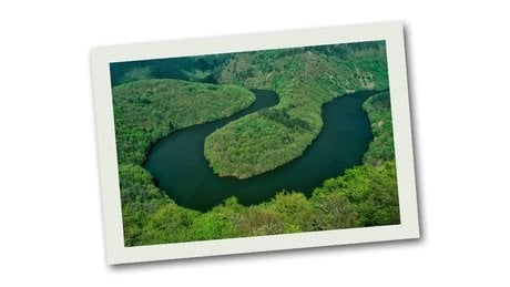 Vallée de la Sioule, vue plongeante sur le méandre de Queuille.