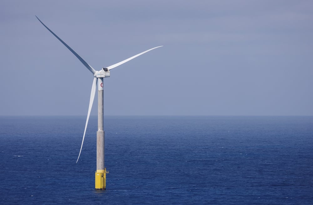 Une eolienne de siemens gamesa vue de la cote de telde sur l'ile de grande canarie