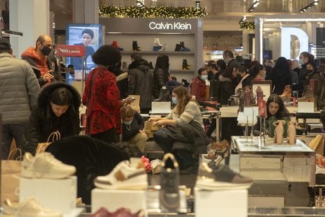 Les clients dans un grand magasin lors des soldes du black friday