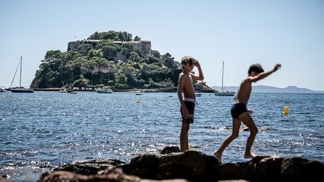 Le fort est situé sur une falaise de Bormes les Mimosas sur la Côte d'Azur.