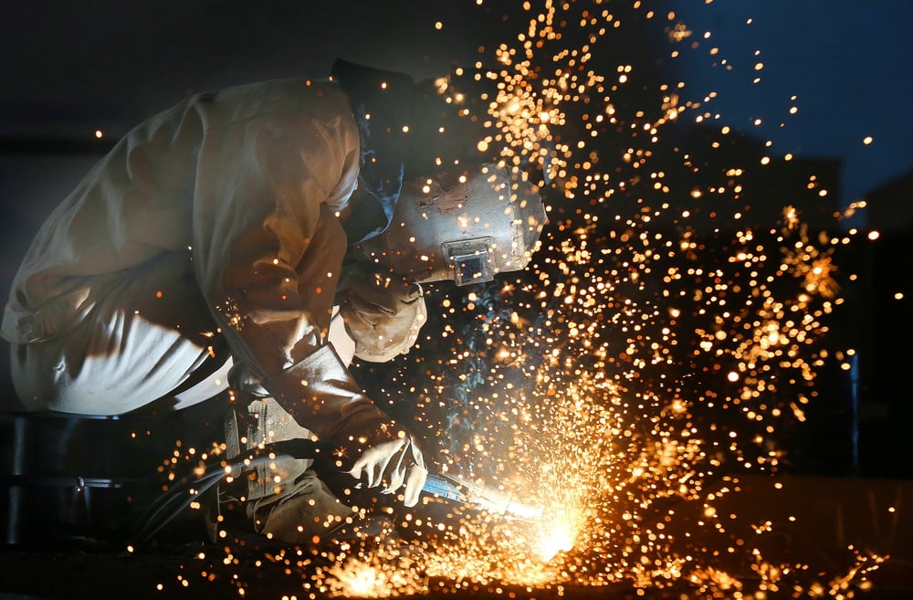 Coronavirus : un ouvrier travaille sur une ligne de production dans une usine en Chine