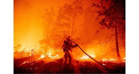 Un pompier tente de contenir les flammes menaçant des habitations lors de l’incendie de Creek, dans le comté de Madera, le 7 septembre 2020.