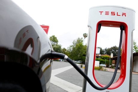 Un super chargeur tesla a san juan capistrano, en californie.