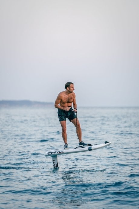 Emmanuel Macron sur un e-foil durant ses vacances au fort de Brégançon.