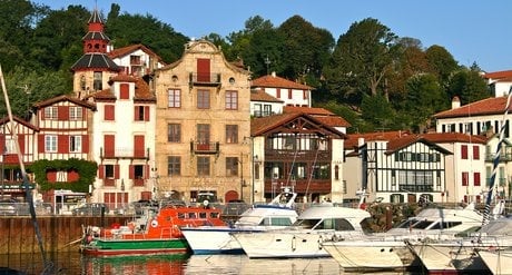 Port de plaisance de Ciboure. Au fond : la maison natale de Maurice Ravel et le clocher octogonal de l'église Saint-Vincent.