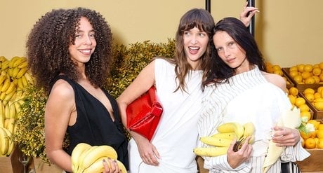Le nouveau magasin Jacquemus à Los Angeles décoré de bouquets de bananes au jaune joyeux.