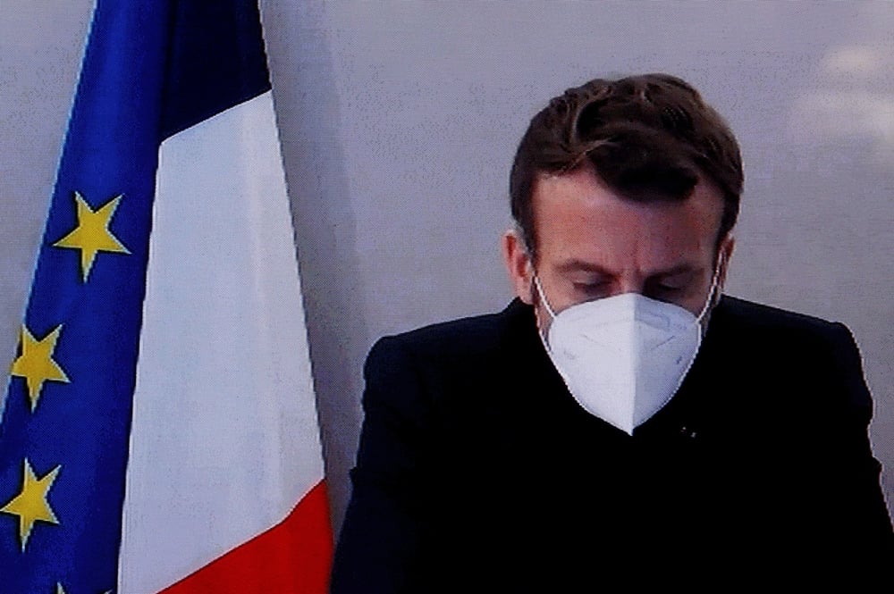 Macron exprime la solidarite de la france avec les gendarmes tues