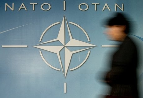 D'apres la turquie, paris suspend sa participation a une mission de l'otan en mediterranee