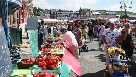 Le marché se tient chaque lundi et jeudi matin place du Marché