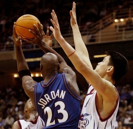 Yao Ming défend sur Jordan