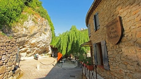 L’Auberge du Moulin est située au 9, rue de la Fontaine, Duilhac-sous-Peyrepertuse, dans l'Aude.