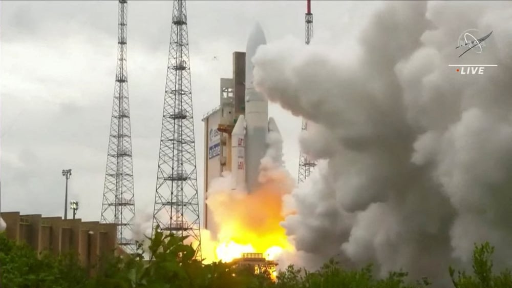 Photo d'archives: la fusee ariane 5 d'arianespace, avec le telescope spatial james webb de la nasa a bord, est lancee depuis la guyane francaise en 2021