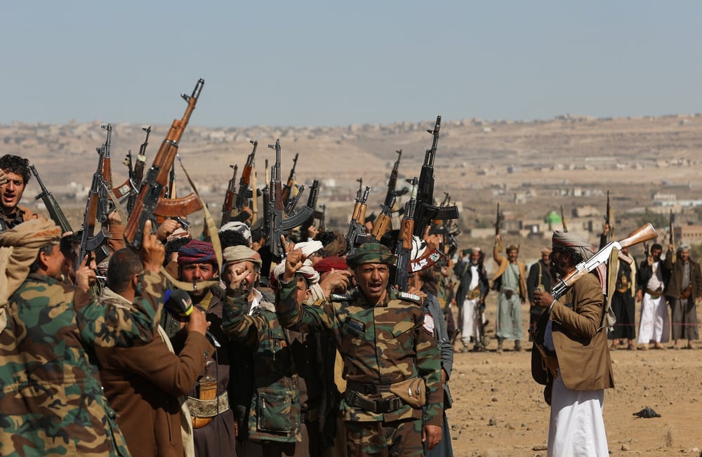Des combattants houthis manifestent contre les frappes militaires menees par les etats-unis, pres de sanaa, au yemen