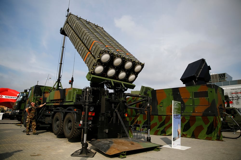 Des soldats presentent un systeme anti-missile samp/t de thales lors d'une foire militaire internationale a kielce