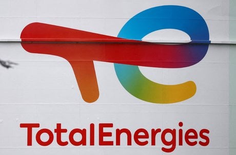 Le logo de totalenergies sur un reservoir de petrole pres de dunkerque, france