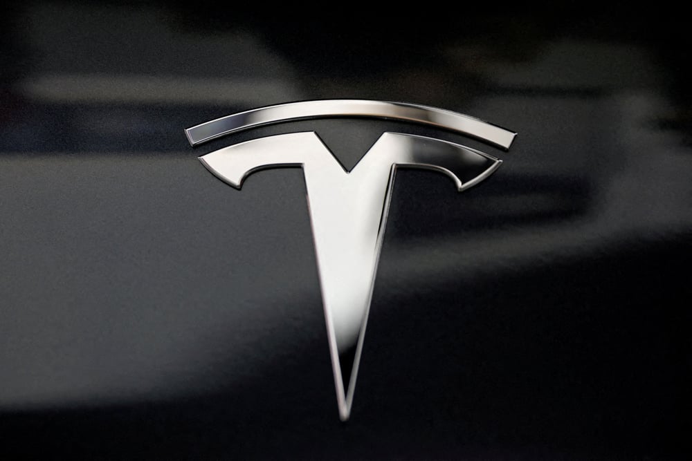 Photo d'archives: un logo tesla
