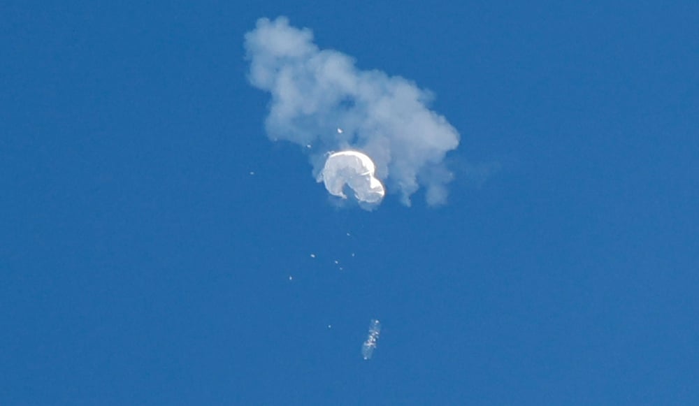 Le ballon espion chinois presume derive vers l'ocean apres avoir ete abattu au large de la cote a surfside beach