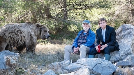 L’Homme qui a vu l’homme qui a vu l’ours, de et avec Pierre Richard, avec Gustave Kervern, Timi-Joy Marbot, Sophie Barbero, Patrick Ligardes. 1 h 28. Sortie mercredi.