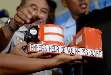 Les boites noires de l'airbus d'airasia en cours d'examen
