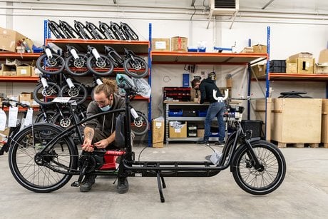 Douze Cycles assemble ses modèles à la main