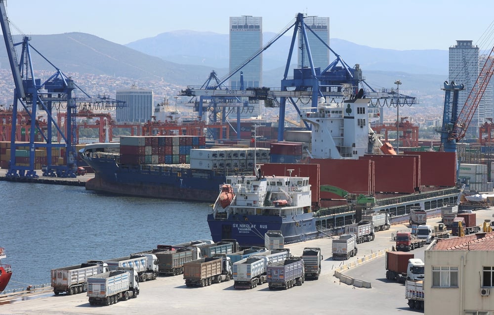 Le vraquier russe sv nikolay est decharge dans le port d'izmir, a izmir
