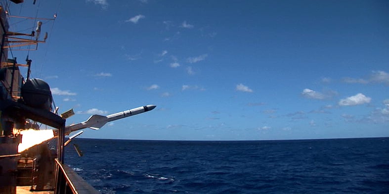 Tir d'un missile Exocet, fabriqué par MBDA et incorporant les logiciels d'aide à la décision développés par Thales.