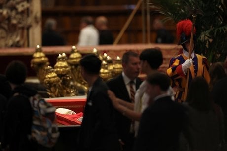 Le pape francois repose en paix dans la basilique saint-pierre au vatican