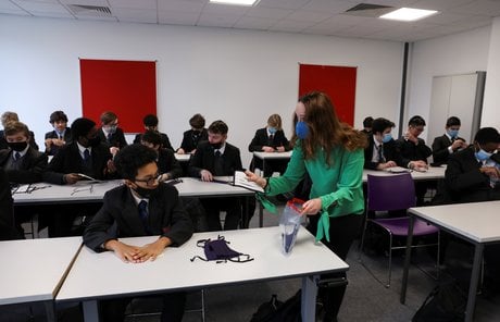 Gb: les enfants retournent a l'ecole apres deux mois de cours a distance