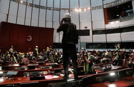 Des manifestants forcent l'entree du parlement de hong kong