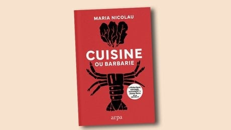 La cheffe catalane Maria Nicolau raconte sa façon de cuisiner le gaspacho et de nombreuses autres recettes. Ce livre phénomène, vendu à plus de 100.000 exemplaires en Espagne, est un manifeste pour une cuisine simple, savoureuse et libre. « Cuisine ou barbarie », Arpa, 320 pages.