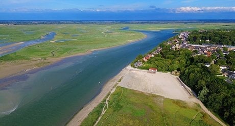 Vue aérienne de la baie de somme avec le village de Saint-Valery-sur-Somme.
