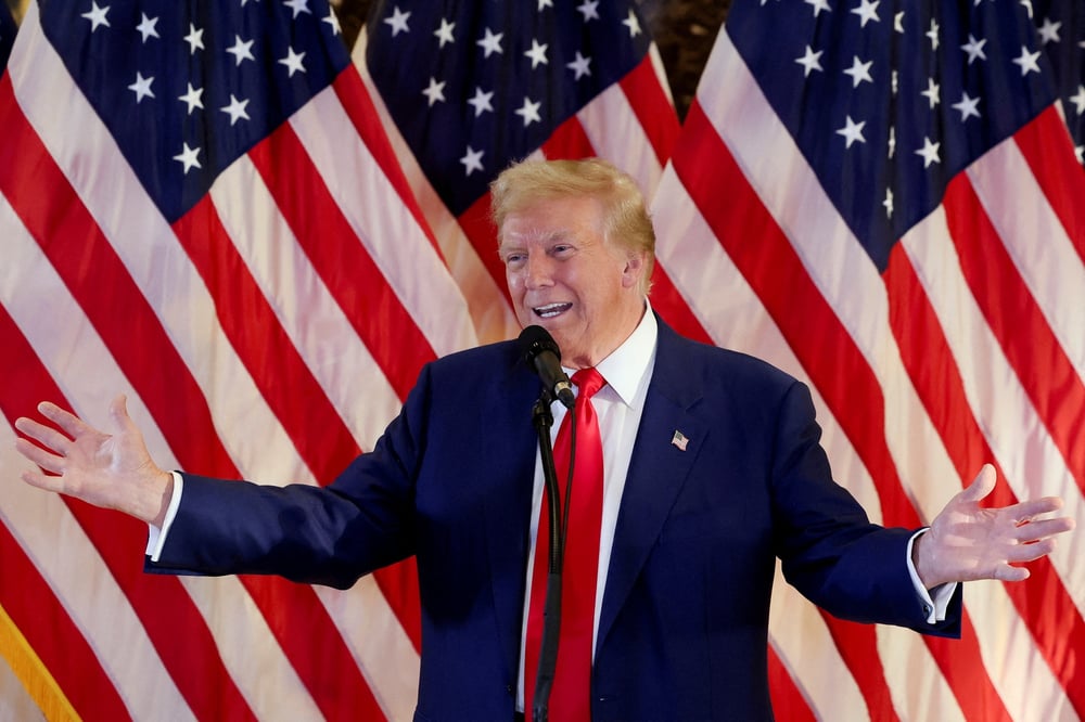 Donald trump fait des gestes alors qu'il s'exprime lors d'une conference de presse a la trump tower a new york