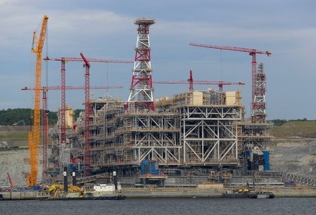 Une structure de la coentreprise arctic lng 2 est en construction, dans la region de mourmansk