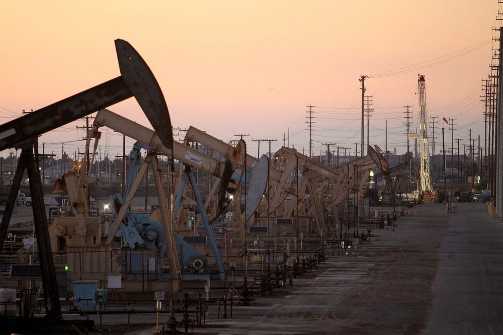 Des pumpjacks, extraient du brut de la zone des gisements de petrole de wilmington field, pres de long beach, en californie