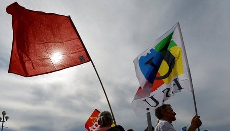 Des manifestants brandissent des drapeaux de la federation syndicale unitaire (fsu) et de la cgt sur la promenade des anglais a nice