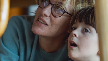 « L’Attachement », de Carine Tardieu,  avec Valeria Bruni Tedeschi, César Botti, Vimala Pons, Raphaël Quenard, Pio Marmaï, Catherine Mouchet. 1 h 35. Sortie mercredi.