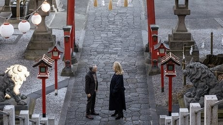 La chanteuse Claire Emery (Catherine Deneuve) et son guide dans le monde des esprits Yuzo (Masaaki Sakai).