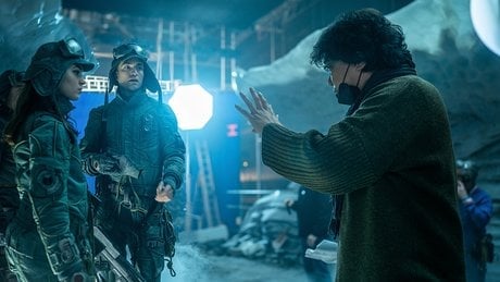 Sur le tournage de « Mickey 17 », Bong Joon-ho dirige ses acteurs Anamaria Vartolomei et Robert Pattinson.