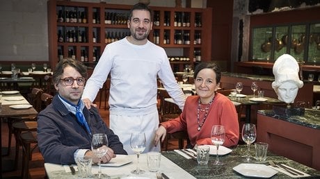 Les fondateurs  d’Ypseli, Symeon Kamsizoglou et Delphine Pique,  et le chef Fragiskos Dandoulakis.