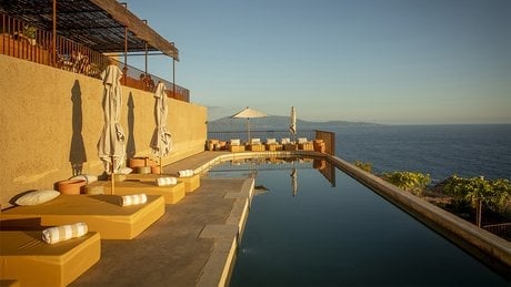À Cargèse, l'hôtel Mylos, accroché à la colline entre ciel et mer.