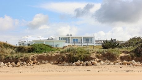 À Oléron, Le Grand Large borde la plage de la Rémigeasse.