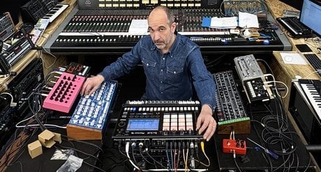 Étienne de Crécy fait son grand retour avec un album dont les intentions sont parfaitement résumées par son titre : « Warm Up ».