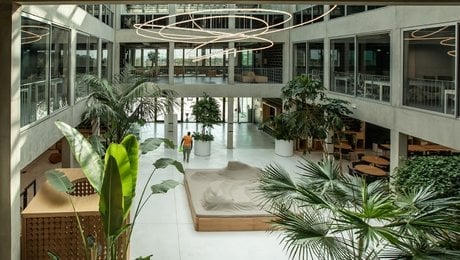 Le grand hall central de la Halle de l'Innovation, à Montpellier