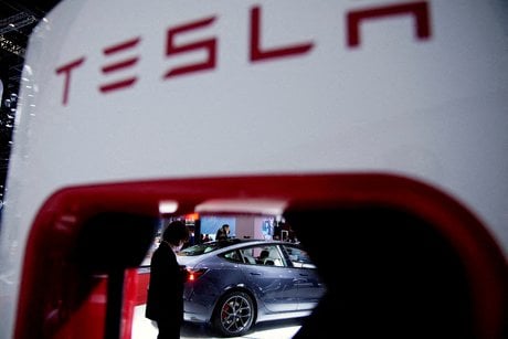 Photo d'archives d'un vehicule electrique tesla lors du salon auto shanghai a shanghai