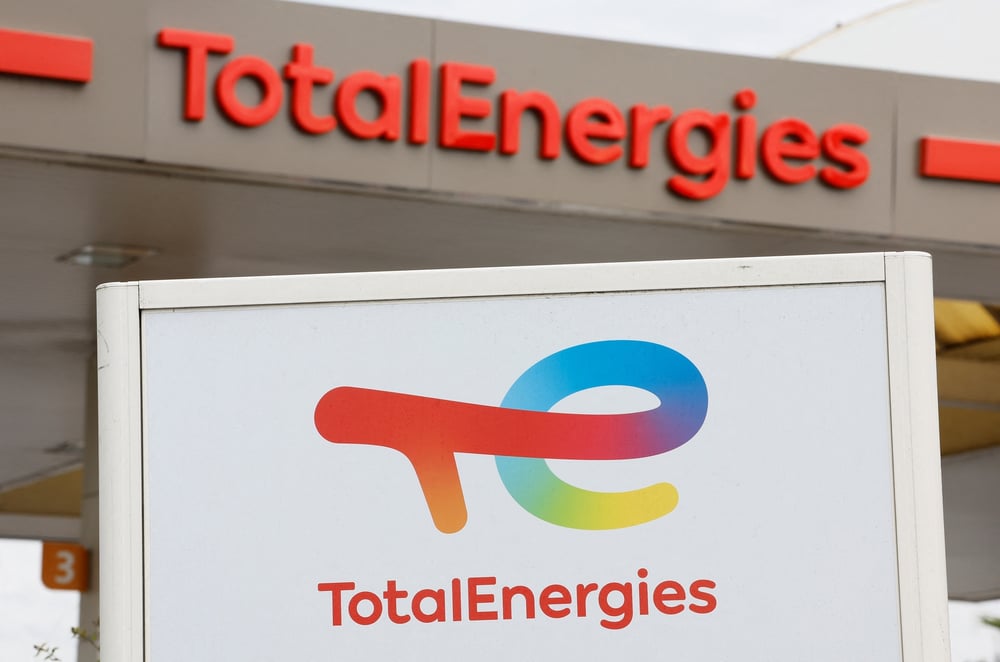 Les logos de totalenergies dans une station-service a nice