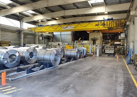 Les ouvriers fabriquent des châssis et des pièces mécaniques en utilisant la technique de l’emboutissage à chaud.