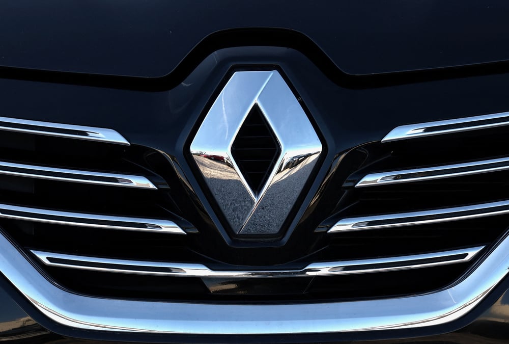 Le logo de renault sur un vehicule de la marque