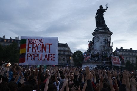 Des personnes se rassemblent sur la place de la republique a paris alors que le nouveau front populaire (nfp) est arrivee en tete du second tour des elections legislatives