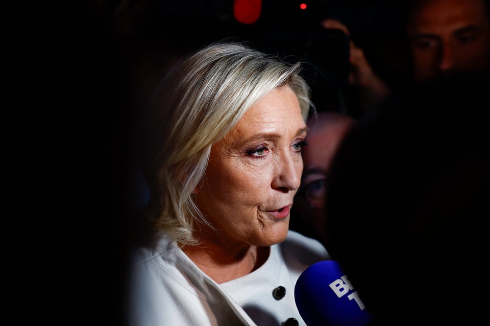 Marine le pen s'adresse aux journalistes apres le second tour des elections legislatives francaises dans les locaux du rassemblement national (rn) a paris