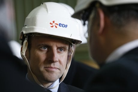 Le ministre de l'Economie Emmanuel Macron visite la centrale nucléaire de Civaux, France, le 17 mars 2016